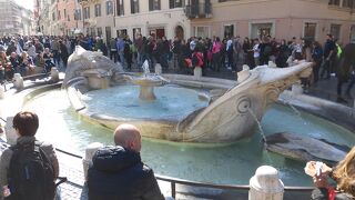 ローマのスペイン広場にある船の噴水