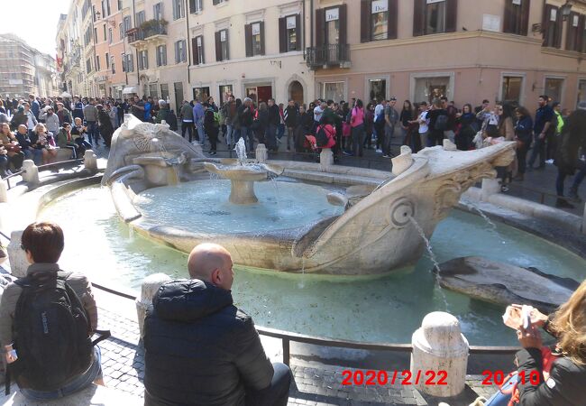 ローマのスペイン広場にある船の噴水