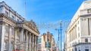 古代ギリシャ・ローマの神殿のような列柱を配したファサードが壮観です。