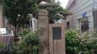 警察博物館の前にあります