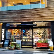 ボケ写真で恐縮ですが洒落たカフェみたいなアンテナショップ