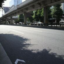 三宅坂交差点から赤坂に向かう道路の国会図書館よりにあります。