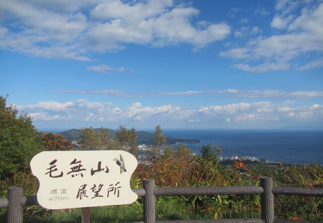 眼下に小樽の街並みを小さく望む石狩湾の大展望