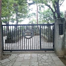 入り口の門