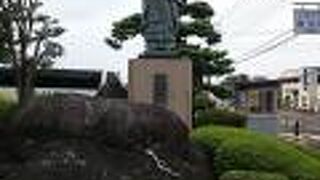 天台宗寺院・喜多院の山門前に立っています