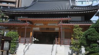 市街地にある浄土宗の寺院