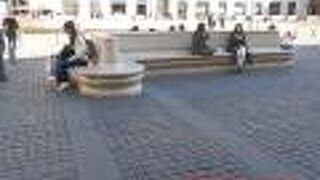 休むベンチがあり、廻りには郵便局や教会があります