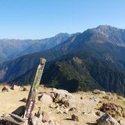 上高地にそびえる日本百名山