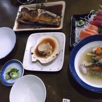 夕食。海の幸が並びます。