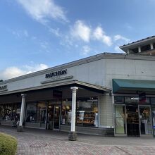 広場の突き当たりに店舗があります