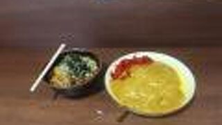 黄色いカレーが名物の立ち食いそば店