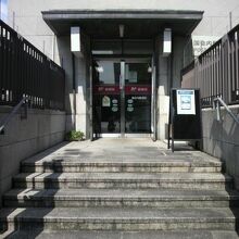 国会内郵便局の入口の様子です。階段を昇り入ります。