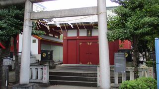 お社は赤い色のシンプルなデザイン