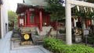 強そうな顔立ちの狛犬が置かれていました