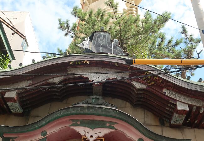 商店街の街中に巨大な弘法大師像