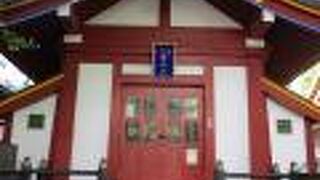 お社の両側に立派な天水桶があります