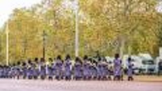 ホースガーズパレードから出発した騎馬衛兵やバッキンガム宮殿から来た軍楽隊がここを行進してました。