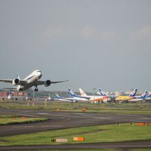 足湯の所から離陸する飛行機を見ることが出来ます
