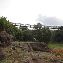 河原から見た吊り橋「滝見橋」・・・