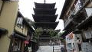 産寧坂伝統的建造物群保存地区に聳えたつ五重塔