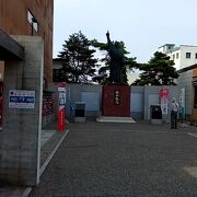 最近建てられたのでしょうか？　真新しい立派な像です！！