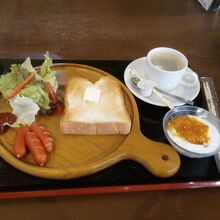 朝定食、ウインナのセットメニュー。ドリンク付きで500円。