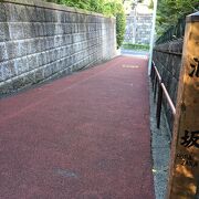 東禅寺の近くにある坂道