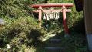 山の中腹に鎮座する神社