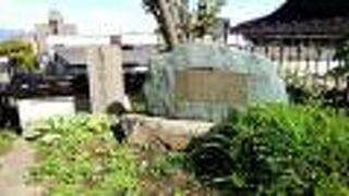 そばにベンチがありました。手作りソフト大三坂というお店のそばでした。