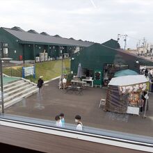 横から見ると、堤防の上と下に長屋風に連なっています。