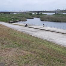 かわまちてらす閖上がある堤防外側には名取川沿いの遊歩道が。