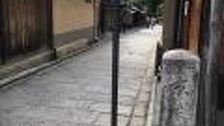 少し落ち着いた路地