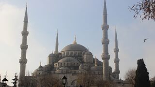 イスタンブールの中の巨大なモスクの１つです