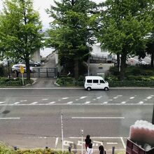 横浜山下公園通りが見える窓際の席から