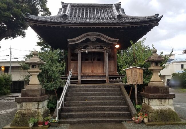 参道の階段上から市街を見晴らす