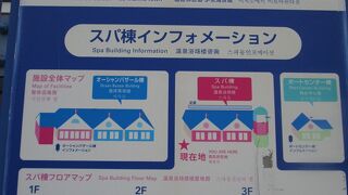国道１３５号沿いに面したカラフルな道の駅「伊東マリンタウン」