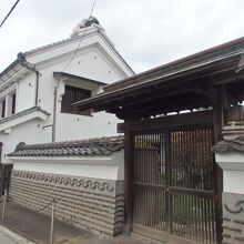丹過長谷川家店蔵と母屋