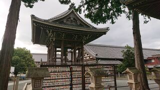 鐘楼堂の脇に設置されていた風鈴が、雅やかでした