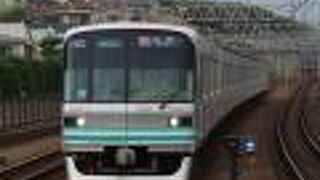 東京メトロの車両（9000形）と埼玉高速鉄道の車両が走ってます