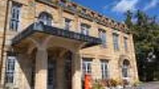 地元の石材を使ったレトロな駅舎