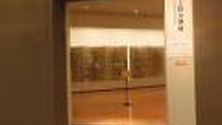 織田信長が上杉謙信に贈った国宝・洛中洛外図屏風（の複製）を常設展示