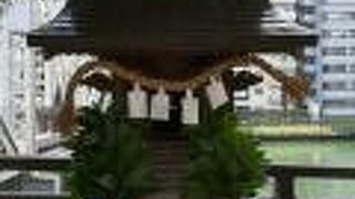 南高橋のふもとに鎮座してあります。