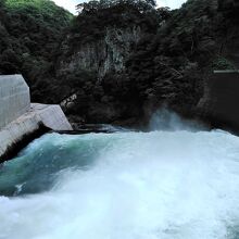 ダムの放流から先が吾妻渓谷です