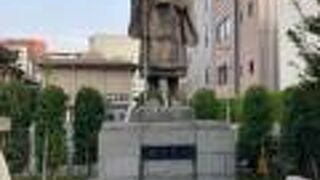 築地本願寺の像