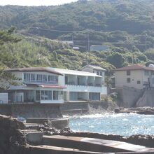 荒磯海岸から見渡す荒磯館です