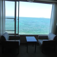 部屋の窓からは真ん前に日本海が一望