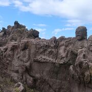 海沿いの岩場に掘られた羅漢像