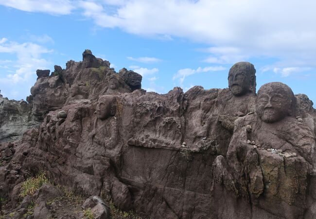海沿いの岩場に掘られた羅漢像