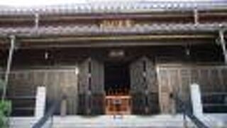 本堂の扉が折り戸式