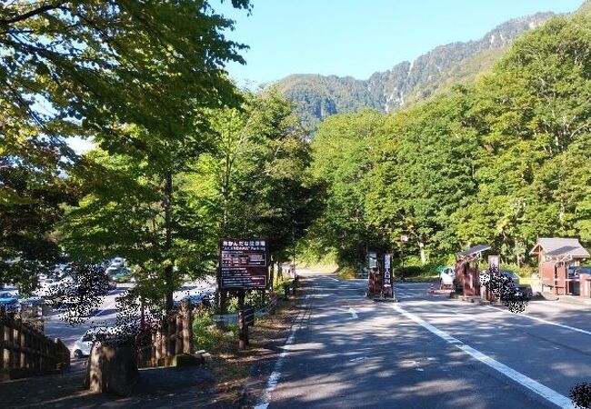 平湯温泉街の近くにある広大な駐車場